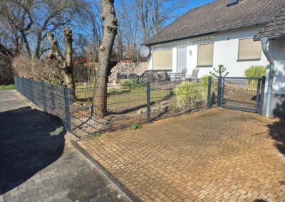 BZ Rund ums Haus_Handwerker_Gartenarbeiten_Doppelstabmattenzaun